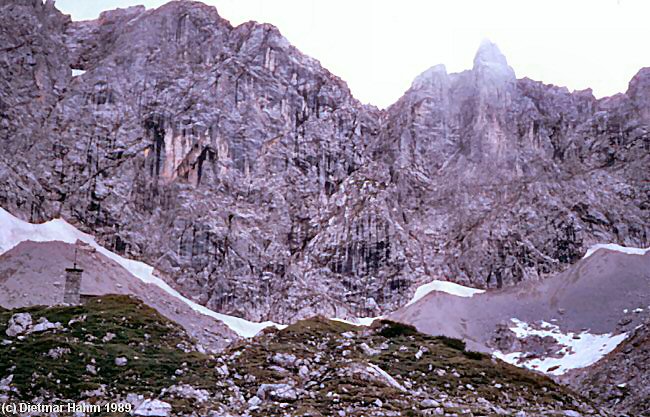 Hinter der Hütte